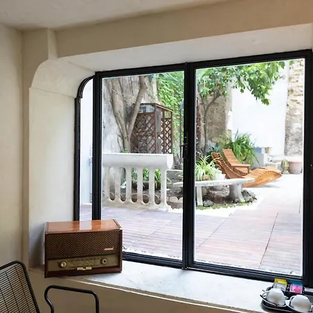 Guest house Artemisia Domus - Giardino Naples